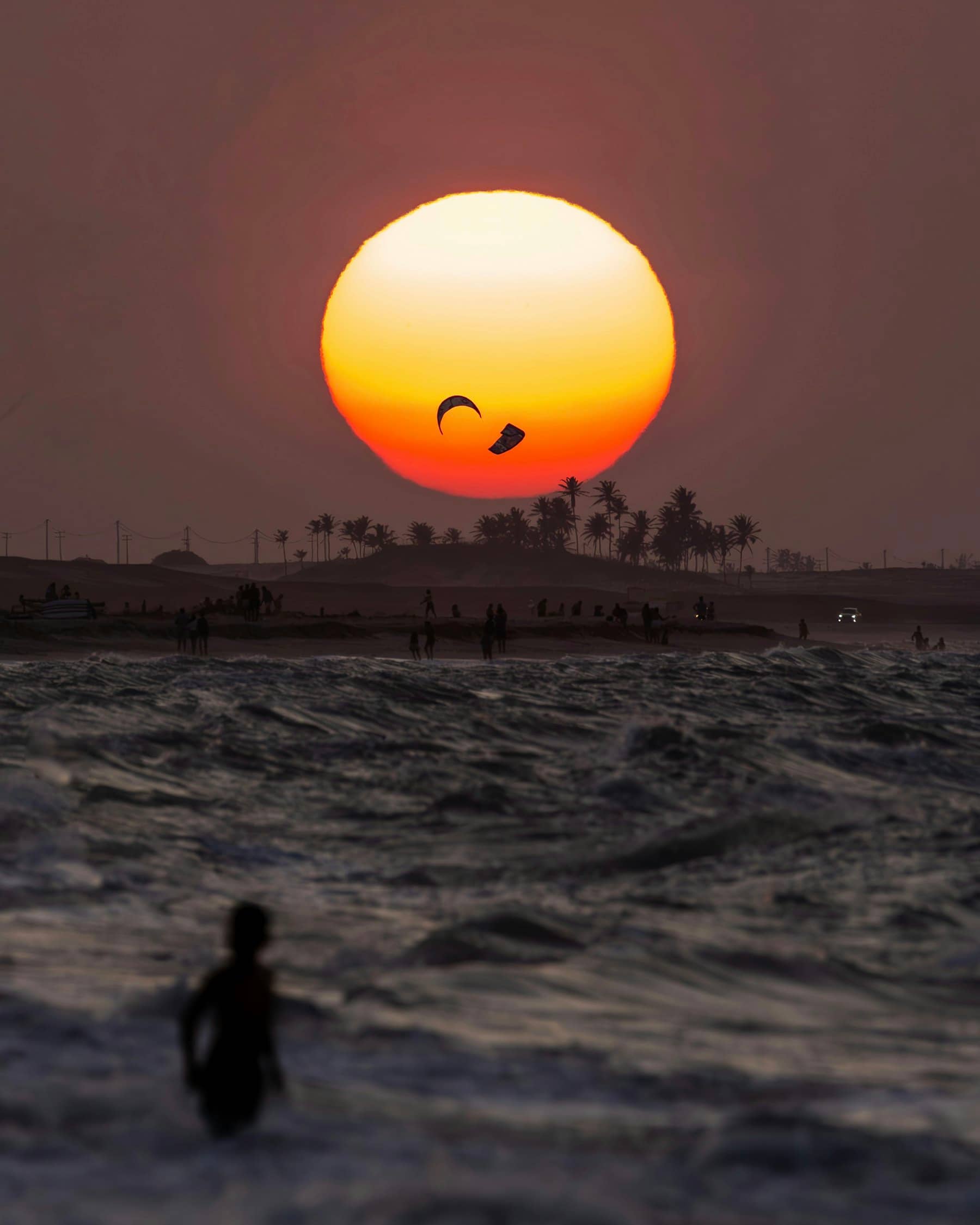 Kitesurf ao pôr do sol no Ceará